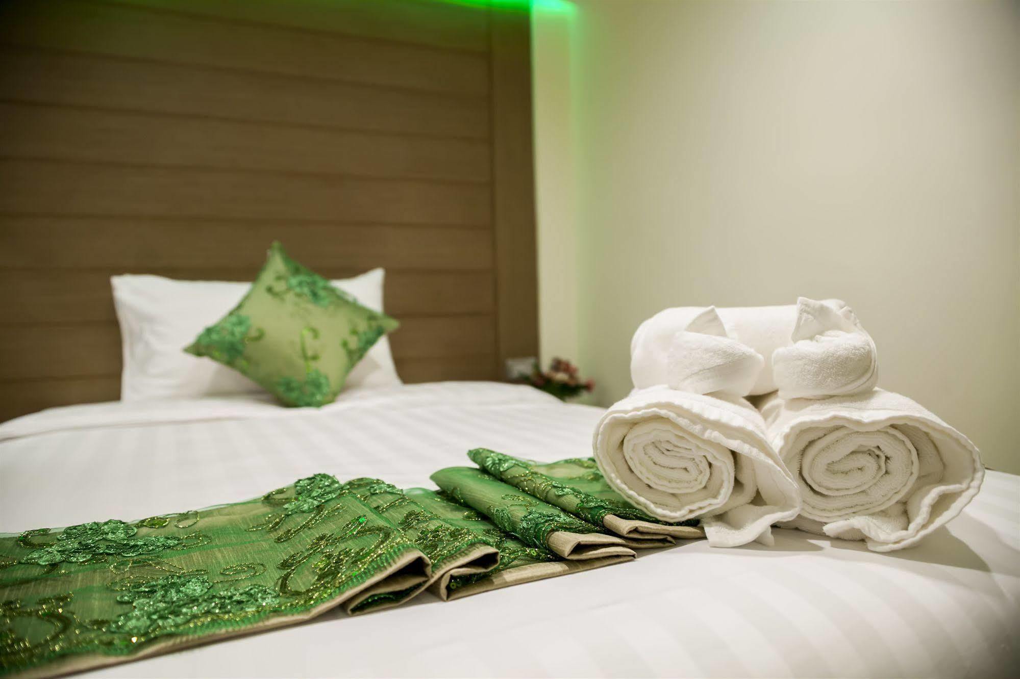 Eleven Avenue Suites Bangkok Dış mekan fotoğraf